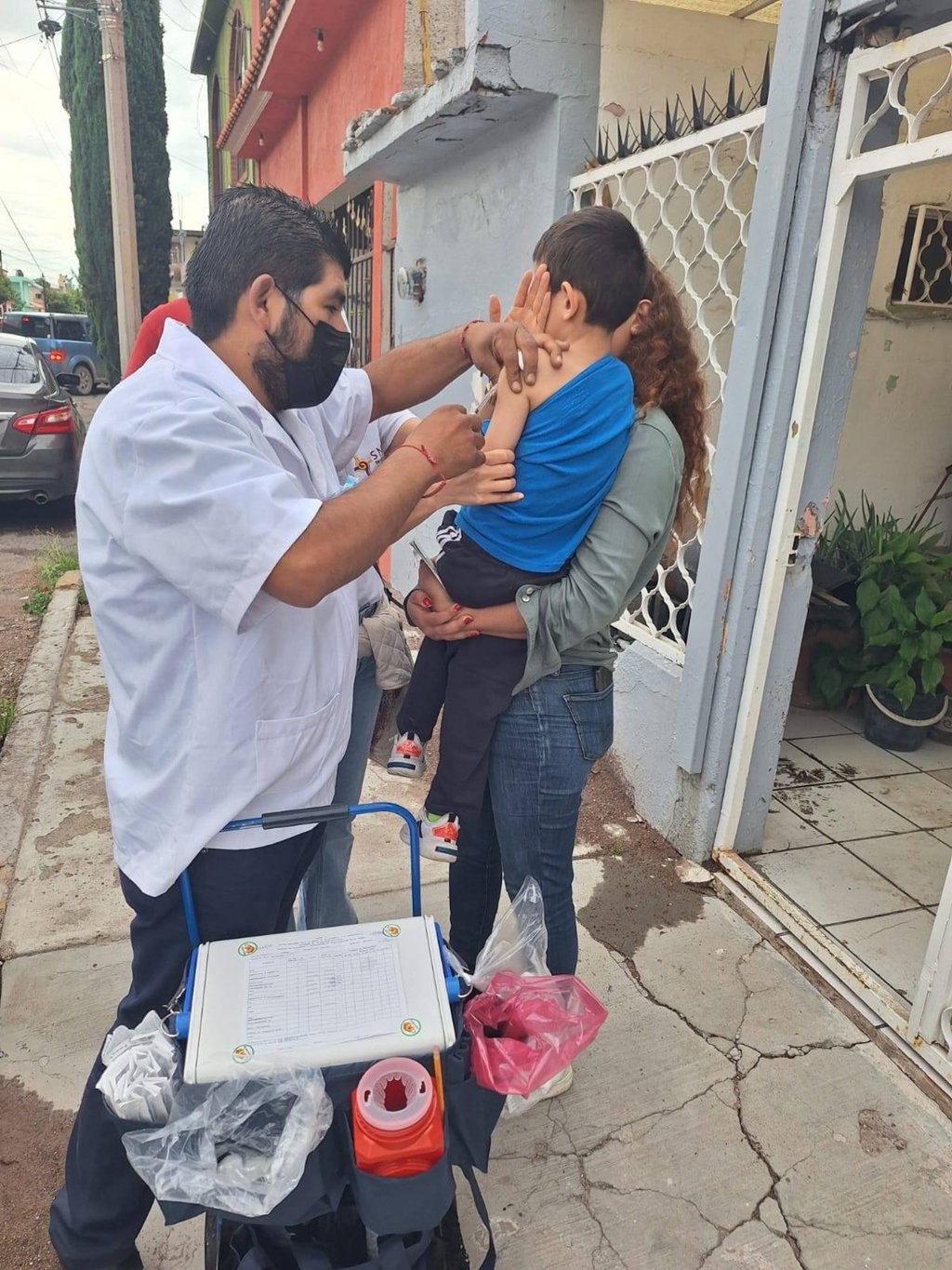 Medida. Dentro de las campañas de vacunación ahora se hace un barrido por colonias casa por casa vacunando contra sarampión y otras enfermedades.