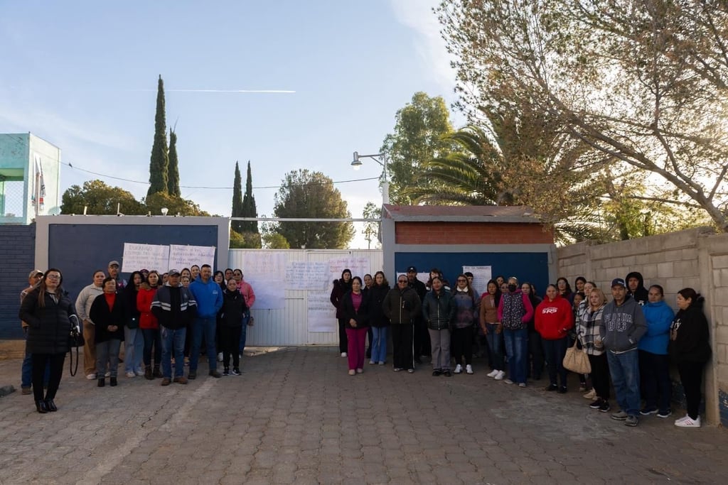 Decisión. Los padres de familia decidieron mejor cerrar la EST 12 ante la falta de respuesta educativa a los maestros faltantes.