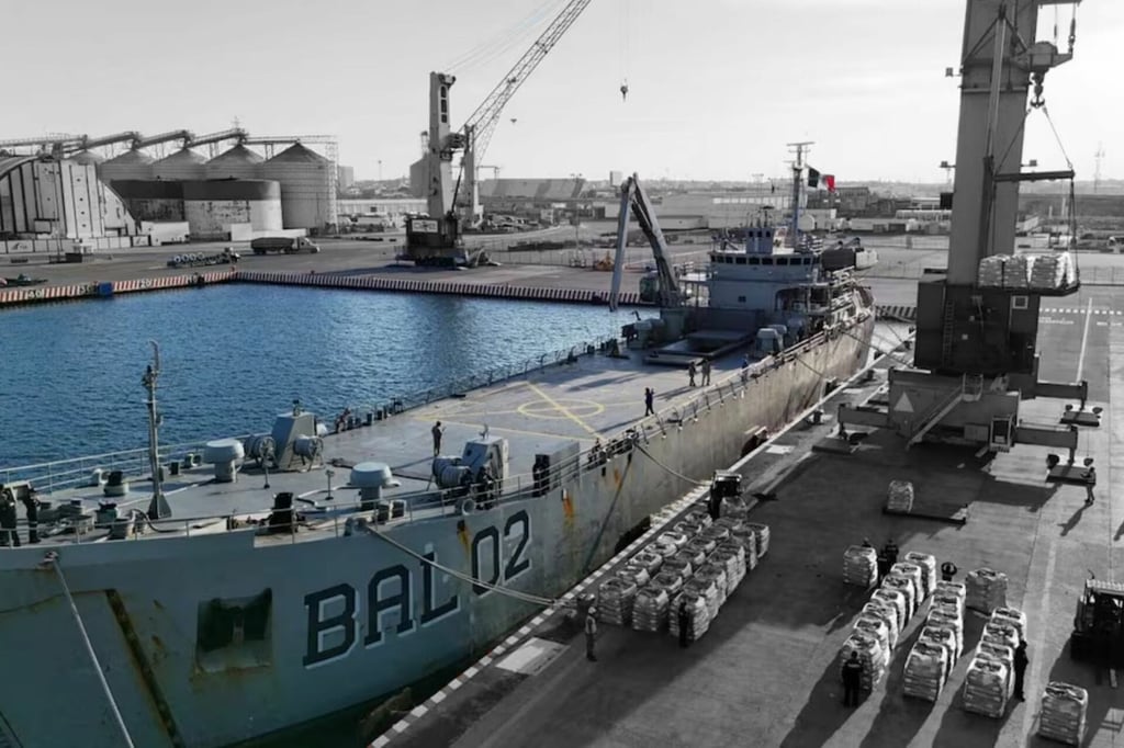 Dos buques mexicanos llevan 800 toneladas de ayuda humanitaria a Cuba