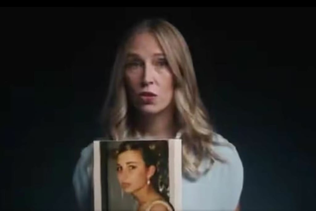 'Merecemos la verdad' víctimas de Epstein sacan video en el Super Bowl LX