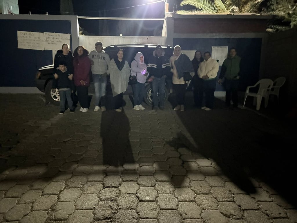 Cierre. Los padres de familia no aceptaron la forma en que se pretende cubrir a los maestros faltantes.