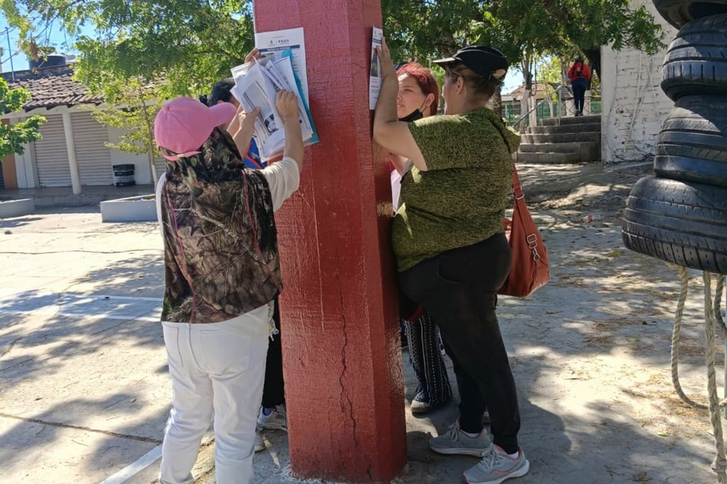 Madres buscadoras de Durango siguen en Sinaloa; pegan fichas de búsqueda y esperan respuestas