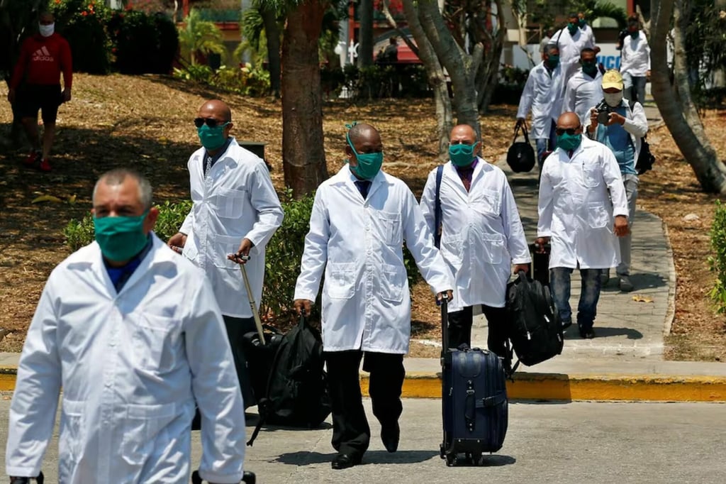 Guatemala pone fin a convenio con médicos cubanos; anuncia reemplazo con personal nacional
