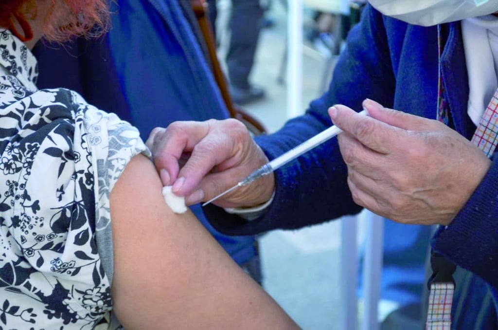 Vacunación. Llamado a la sociedad para acudir a vacunarse contra el sarampión y evitar seguir elevando la cifra de contagios, este miércoles estará un macro centro en el domo del CCH de la UJED.