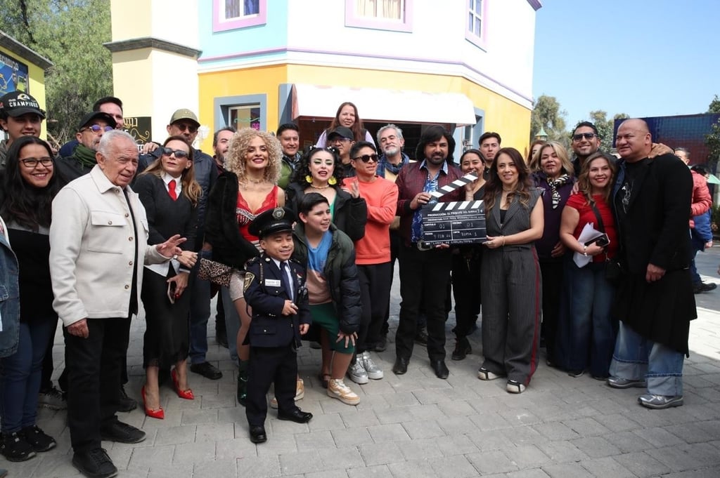 Inicio. El elenco y la producción de la serie se reunieron para celebrar y realizar su pizarrazo de inicio de grabaciones.