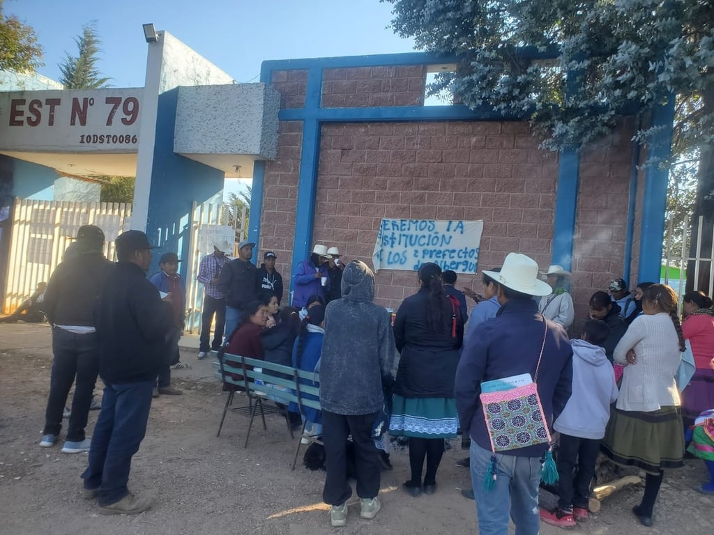 Cierre. Se cumplen tres semanas sin clases en la Escuela Secundaria Técnica No. 79; padres de familia siguen inconformes.