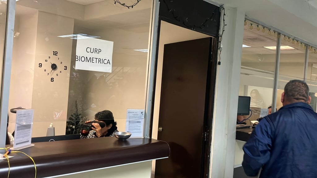 Hasta 60 trámites al día se llevan a cabo en la oficialía ubicada al interior de Casa de Gobierno en Gómez Palacio.