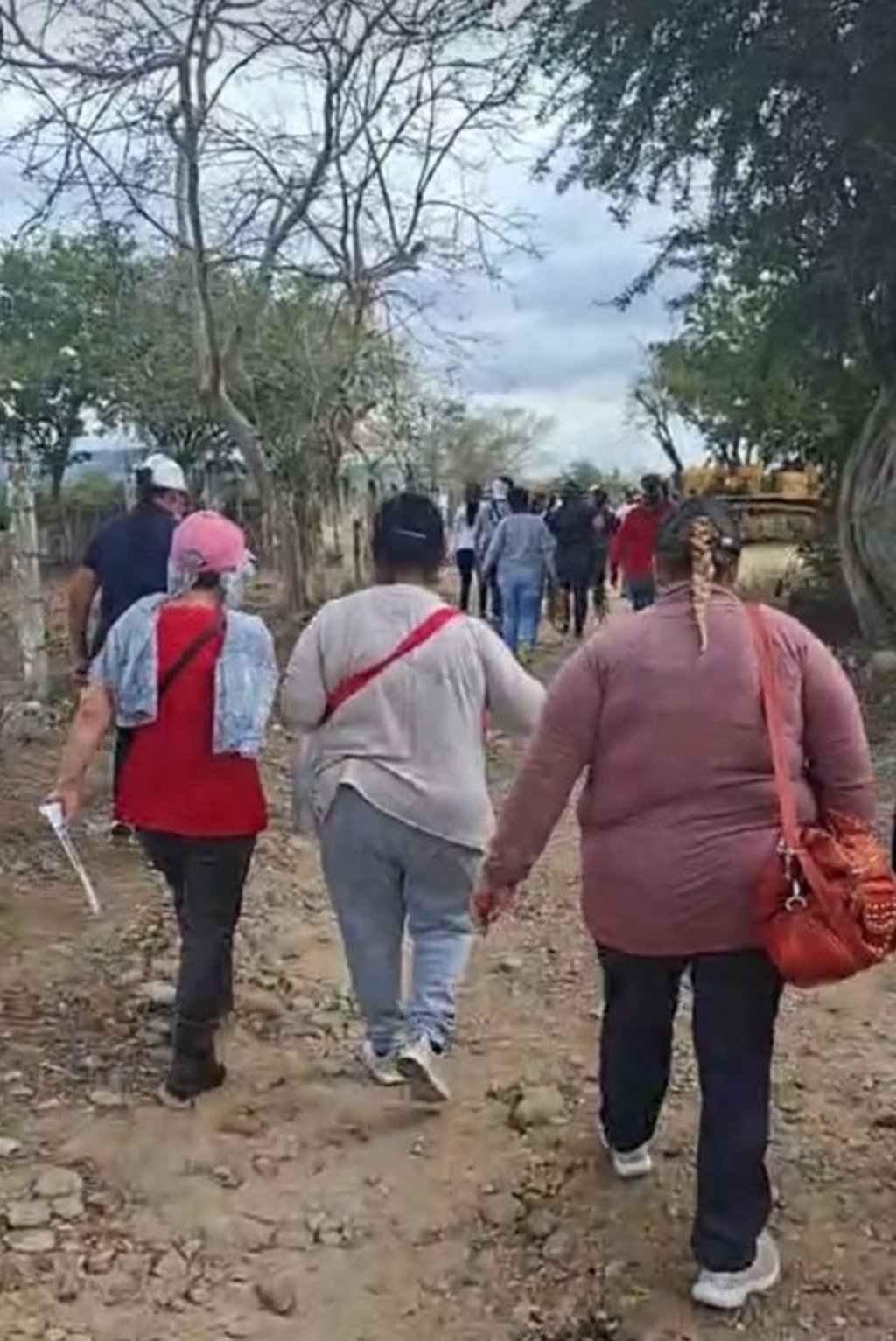 Búsqueda. Desde que se dio a conocer el hallazgo de la fosa clandestina en El Verde, decidieron acudir a la zona.