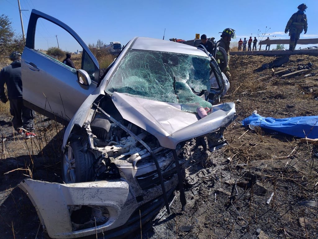 Trágico. La camioneta traía placas de San Luis Potosí y el carro, de Durango. Los cuerpos fueron trasladados a la práctica de la necropsia.