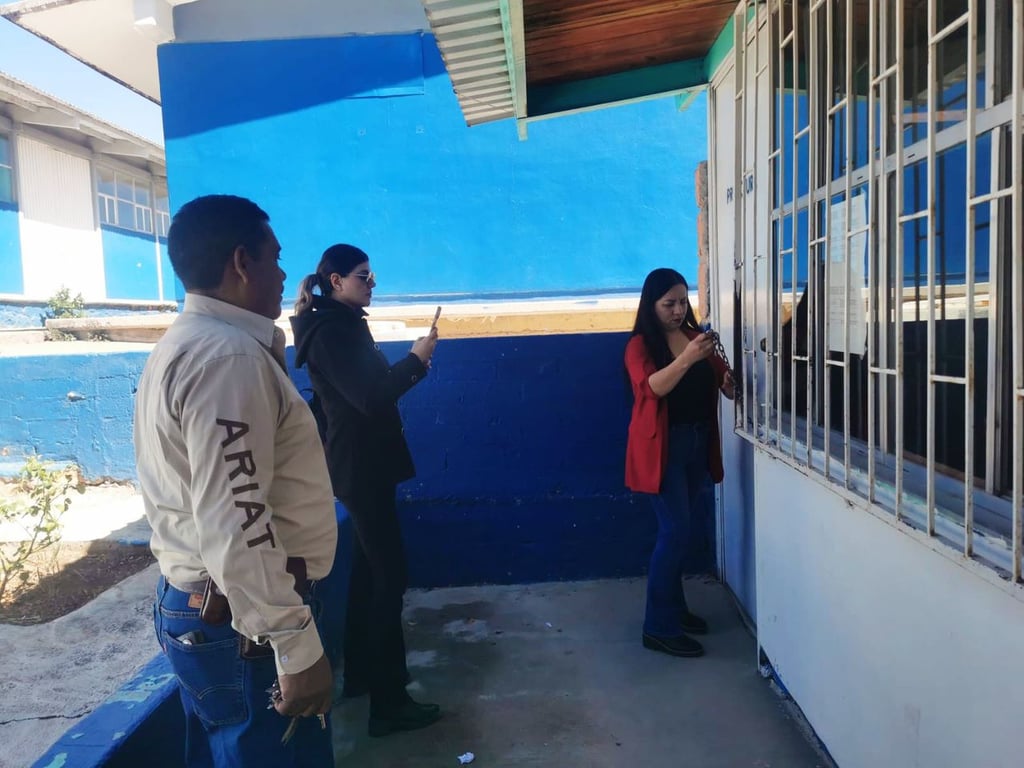 Acuerdo. Los padres de familia de la EST 12 en El Oro ya entregaron la secundaria tras varios días tomada.