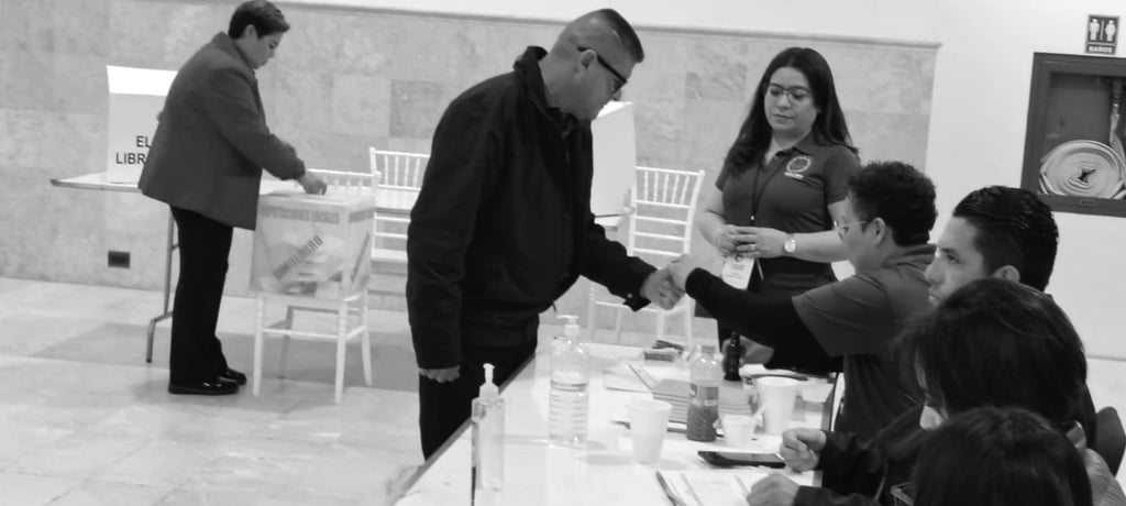 Proceso. Los integrantes del STEUJED votaron ayer viernes para aceptar la propuesta laboral de la Rectoría y así conjurar la huelga.