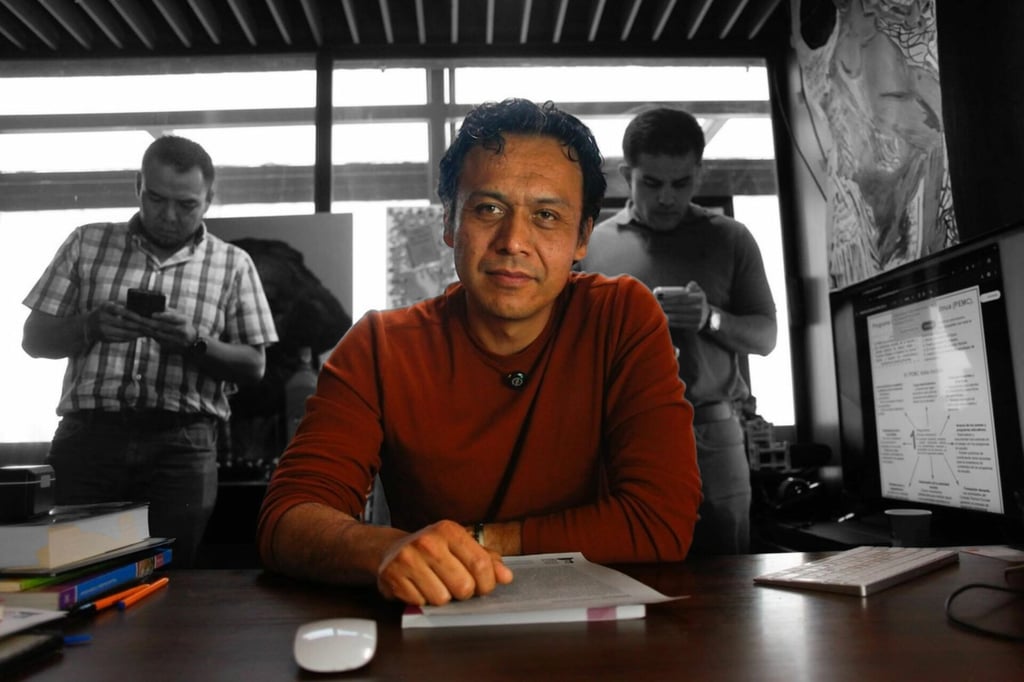 Marx Arriaga desafía destitución y transmite desde oficinas de la SEP