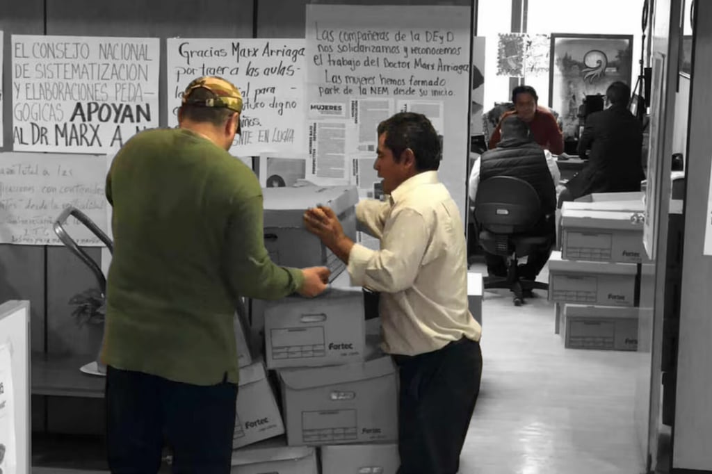 ¿Se va? Captan a colaboradores de Marx Arriaga sacando artículos en 'diablitos'