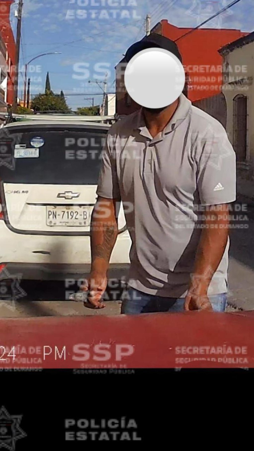 Captura. El robo del acumulador quedó grabado en la cámara del vehículo de la víctima.