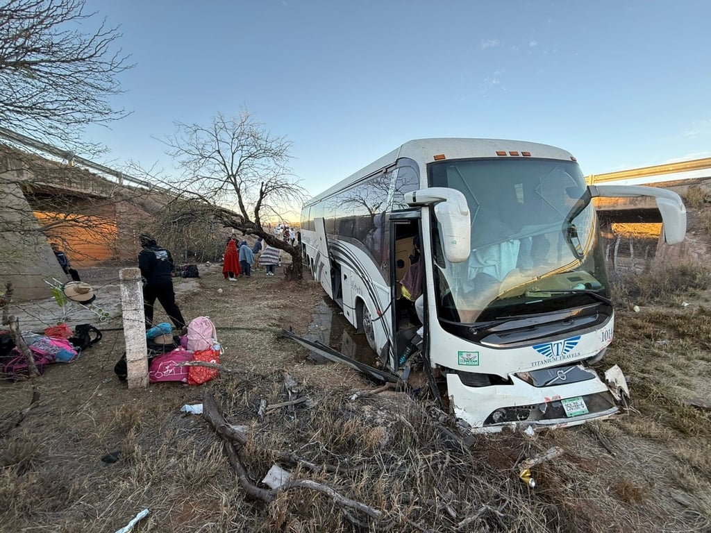 Accidente. Un autobús de turismo salió del camino en la Durango-Gómez Palacio; cuatro personas resultaron con lesiones leves.