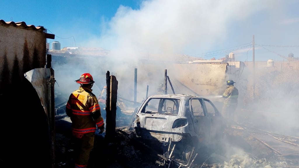 Un automóvil que se encontraba en los alrededores fue alcanzado por las llamas, al grado de que se reportó su pérdida total.