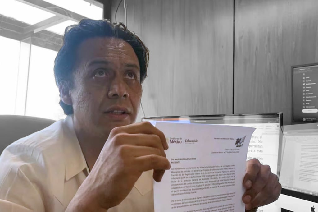 Tras casi 100 horas atrincherado, Marx Arriaga sale de la SEP