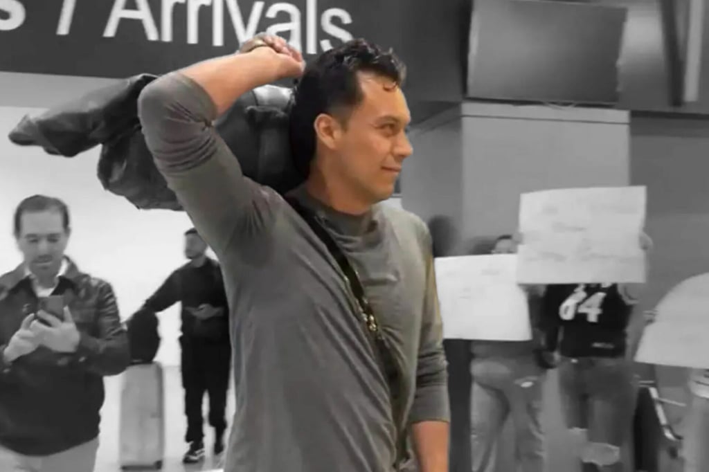 'Los libros no son tuyos'; Ciudadanos encaran a Marx Arriaga a su arribo al aeropuerto de Juárez