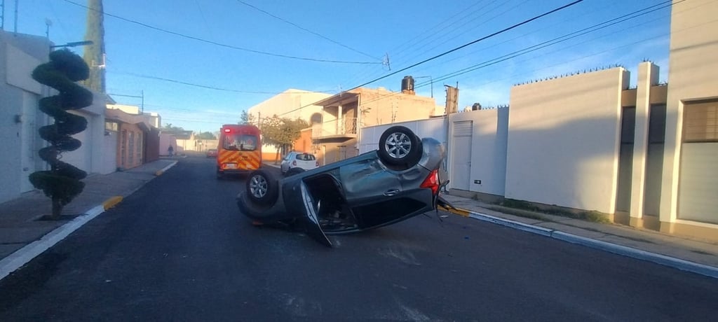 Accidente. Volcó un automóvil tras un choque en un crucero sin señalamiento; el presunto responsable huyó del lugar.