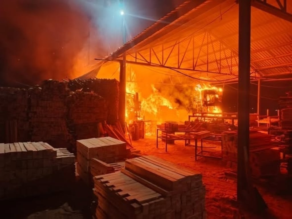 Acción. Sofocaron un incendio en un aserradero ubicado en la carretera Durango-Mazatlán, en la ciudad de El Salto, municipio de Pueblo Nuevo.