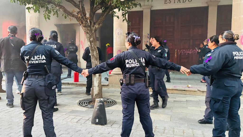 Participación. Cada conmemoración se destina personal femenino para acompañar a los contingentes.