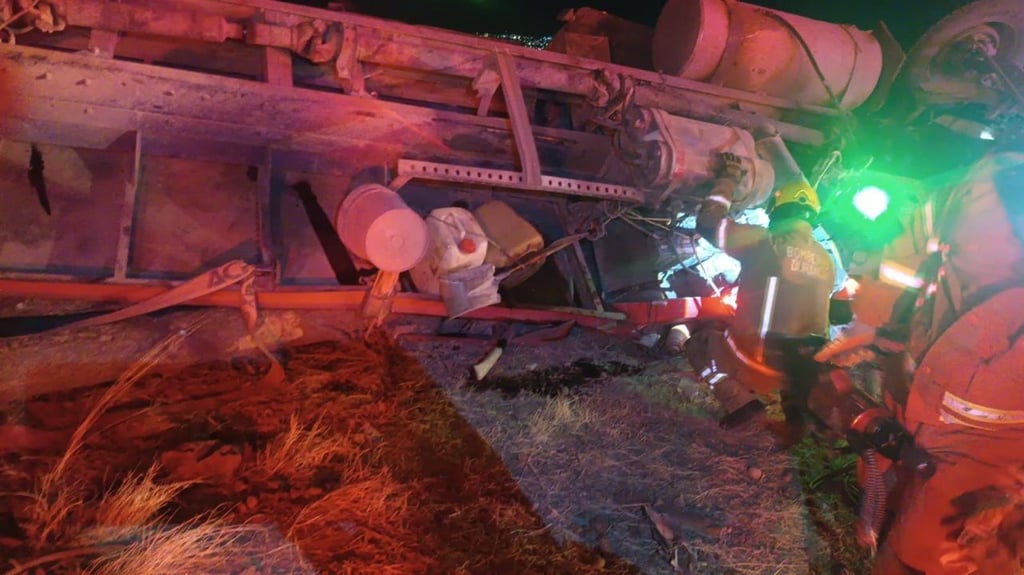 Reacción. Los elementos que atendieron el servicio requirieron de las 'quijadas de la vida' para liberar al operador de la unidad.