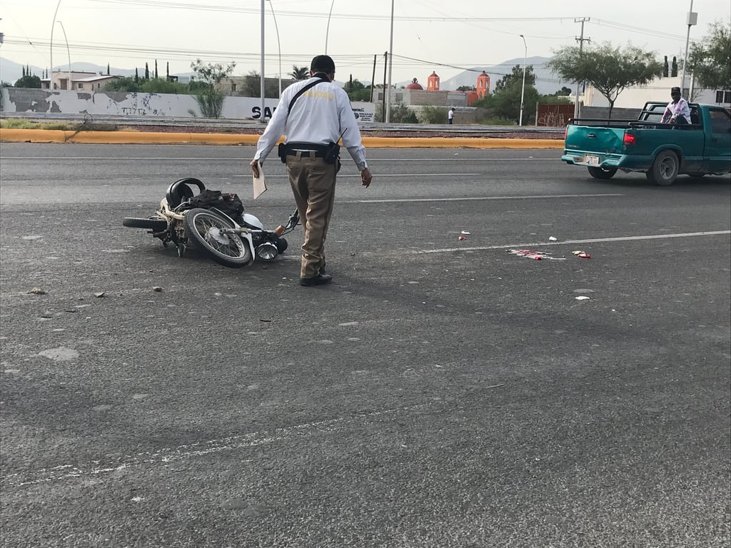 Accidente. Una pareja resultó lesionada tras un choque entre una motocicleta y una camioneta en Gómez Palacio.