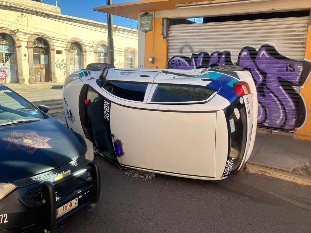 Aparatoso choque-volcadura deja daños materiales