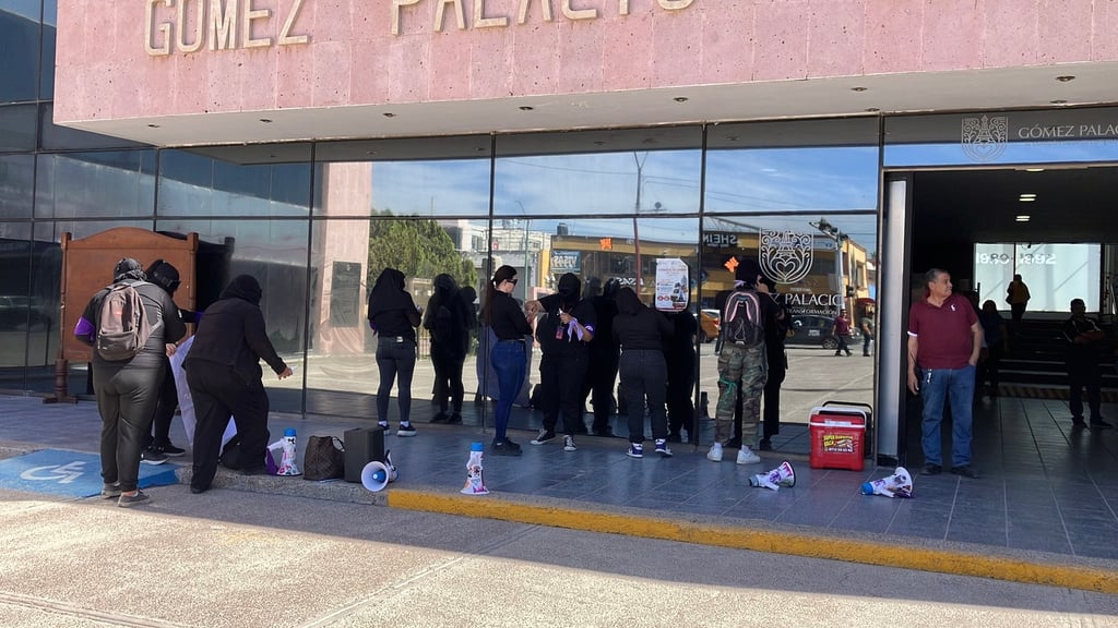 Postura. Una de las integrantes de la colectiva explicó que la intención de plantarse a las afueras de la Presidencia Municipal fue en espera de un posicionamiento de las autoridades sobre el caso.