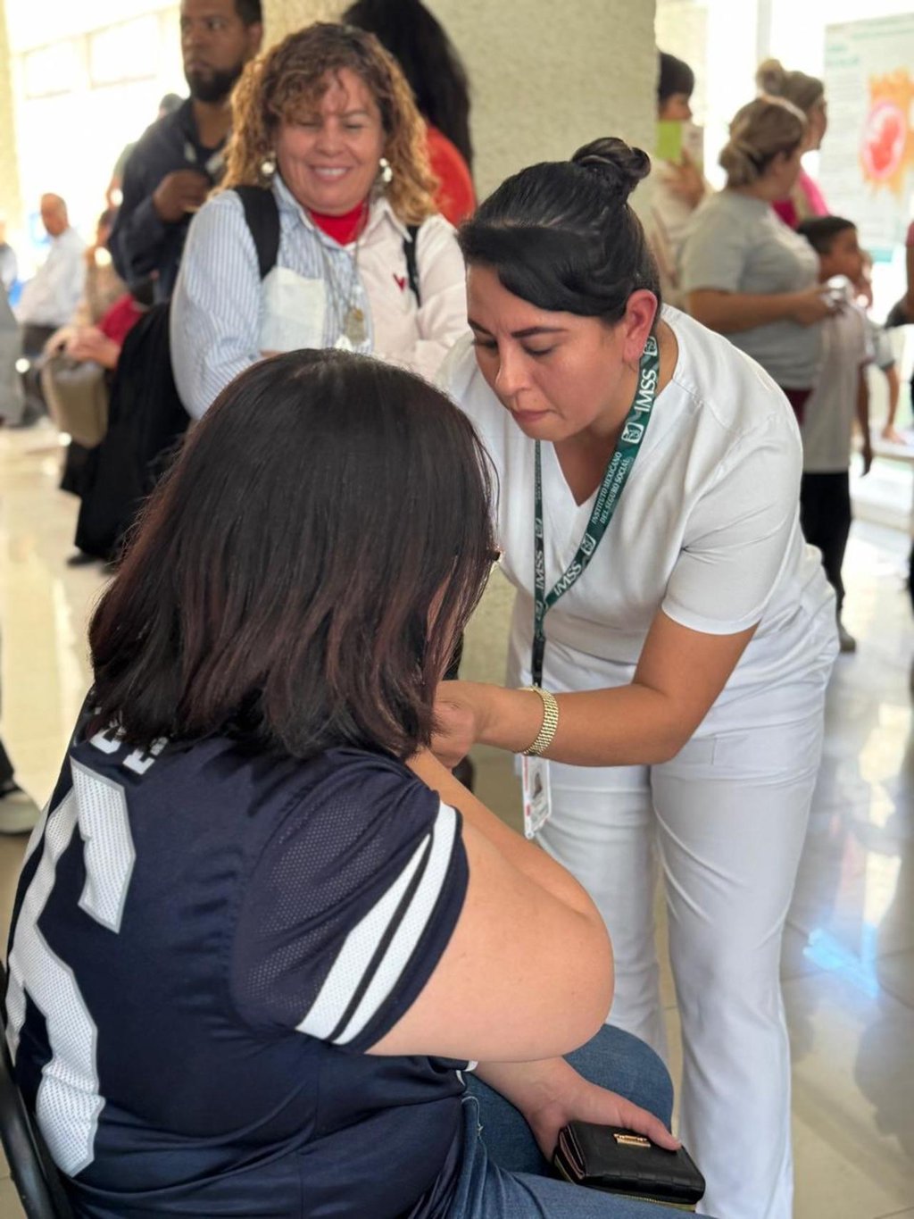 IMSS. En las Unidades de Medicina Familiar del IMSS se aplica la vacuna contra el sarampión, aunque se acaba rápido.