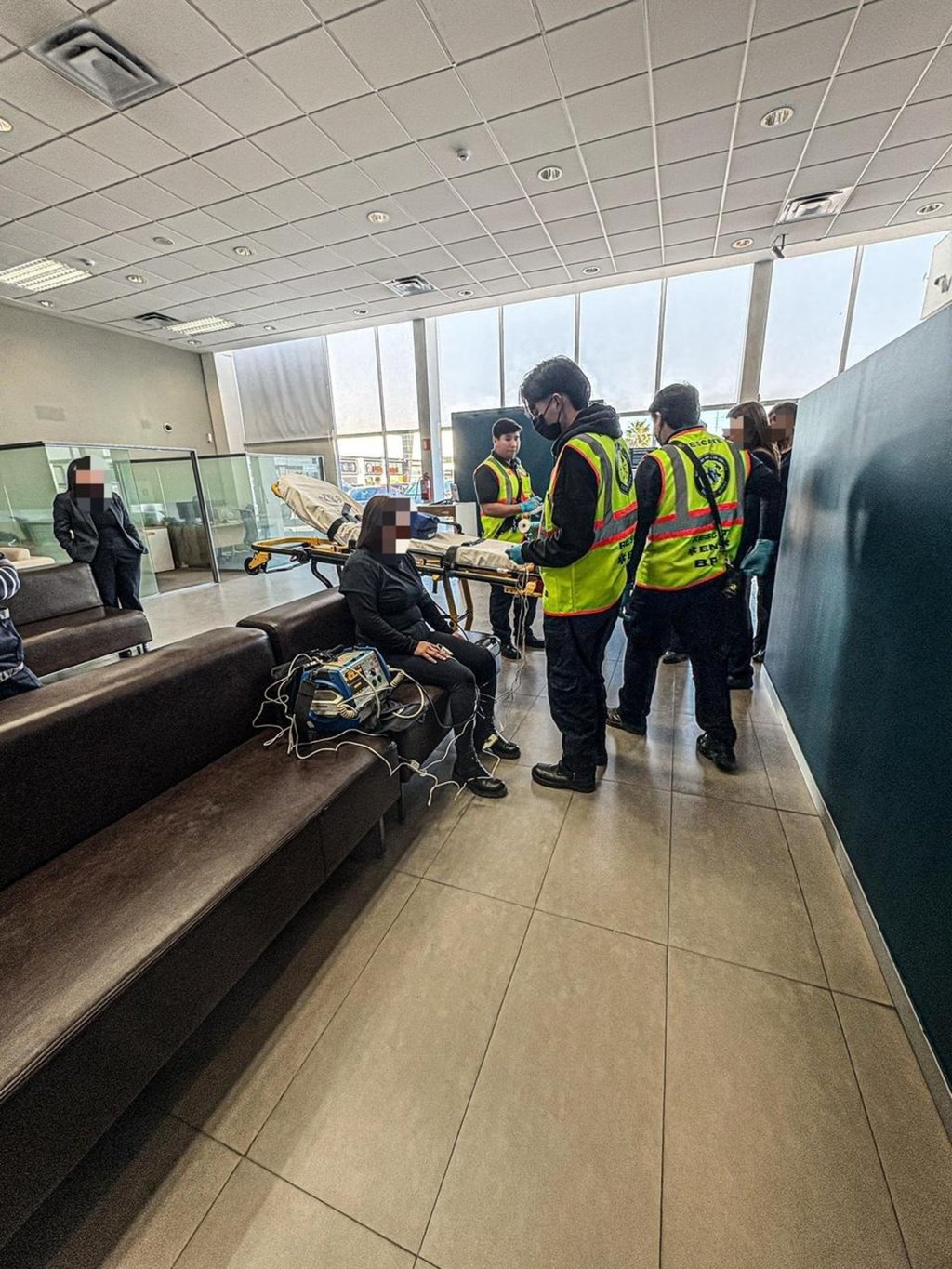 Labor. Una joven mujer fue atendida dentro de una sucursal bancaria de Plaza Jardines.