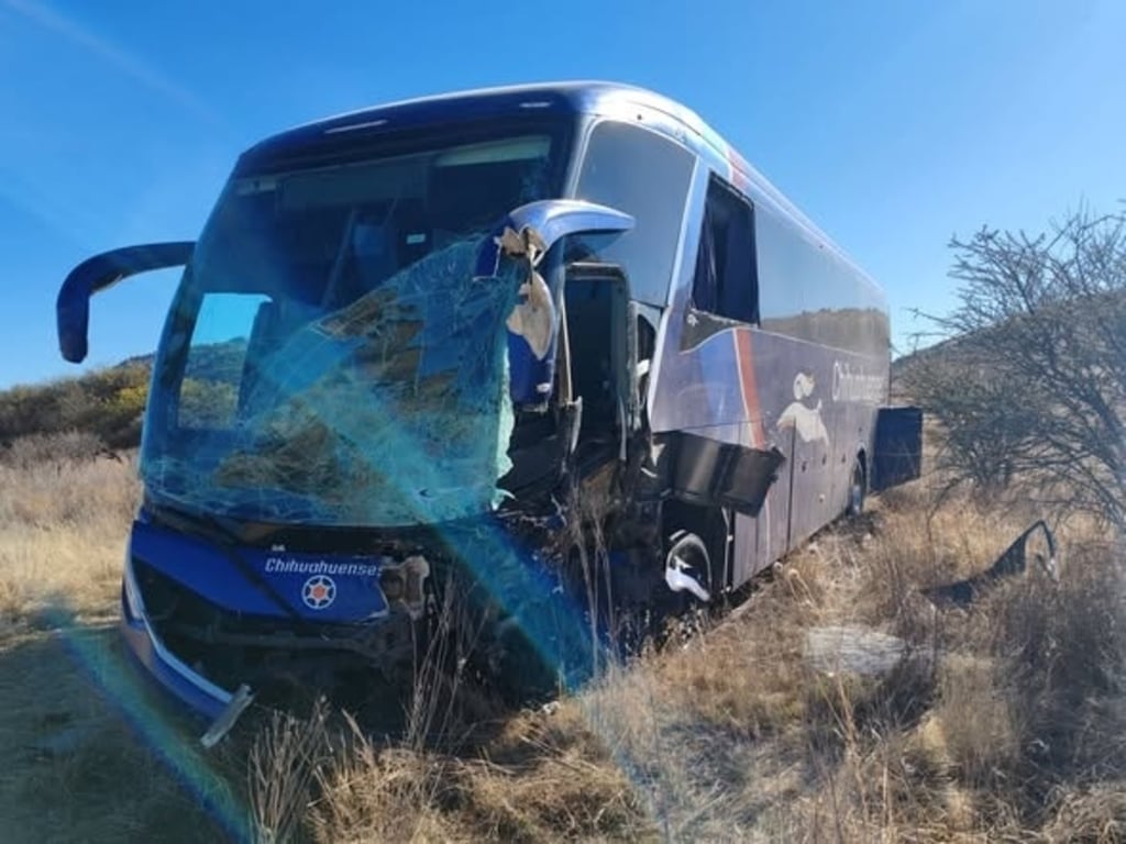 Situación. A unos metros del punto del impacto se encontraba un autobús de pasajeros de la empresa Chihuahuense. Su conductor, Arturo, de 41 años y vecino de Durango, resultó herido y fue llevado a un hospital bajo custodia.