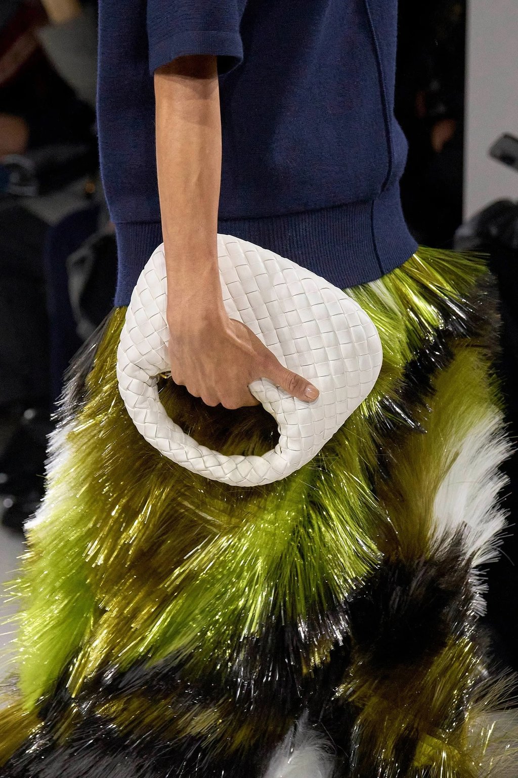 Origen. A inicios de los años setenta, el diseñador Renzo Zengiaro imaginó un bolso tipo saco flexible que respondiera al cuerpo y no al revés, así nació el Veneta.