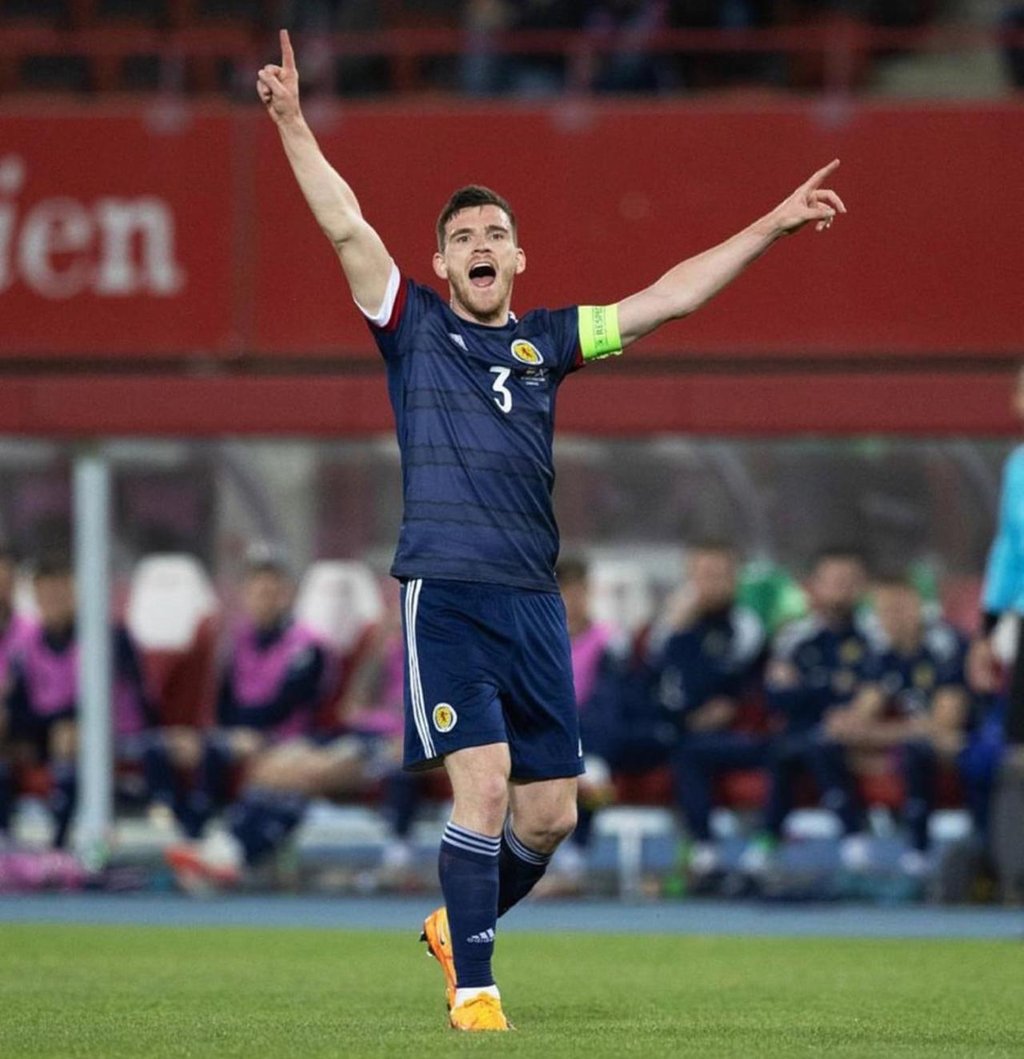 Ejemplo. El número 3 porta el gafete no solo por su gran juego, sino también por su liderazgo dentro y fuera de la cancha.