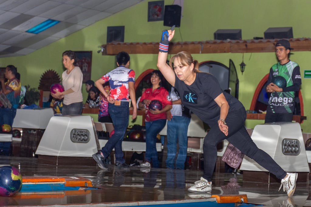 Firmes. El equipo de Divinas Bowling de Grecia Alcalde, Miriam Romero y Melhem Majul, continúa en lo alto de la tabla.