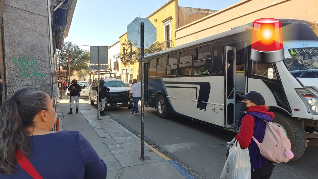 Unidad de la Guardia Nacional choca con camión de transporte público en Zona Centro de Durango