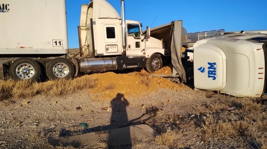 Accidente. Un tráiler volcó; una segunda pesada unidad se impactó con el primero.
