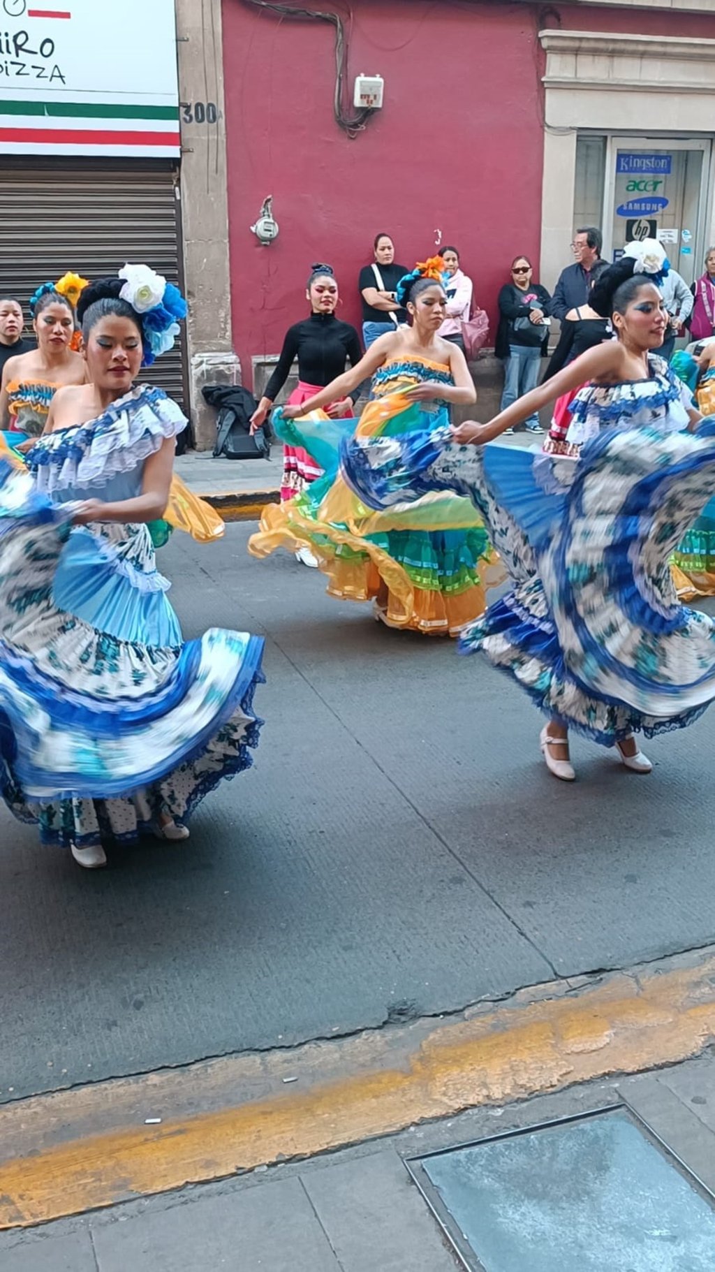 Estudiantes. Cursan bachillerato y otros carreras universitarias.