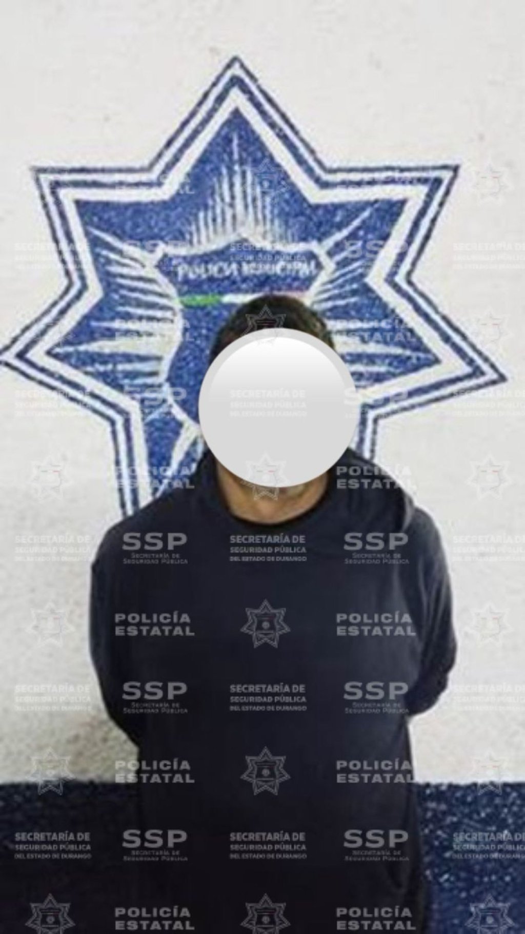 Negligencia. El sujeto fue sorprendido por los policías cuando se dirigía a comprar más alcohol.
