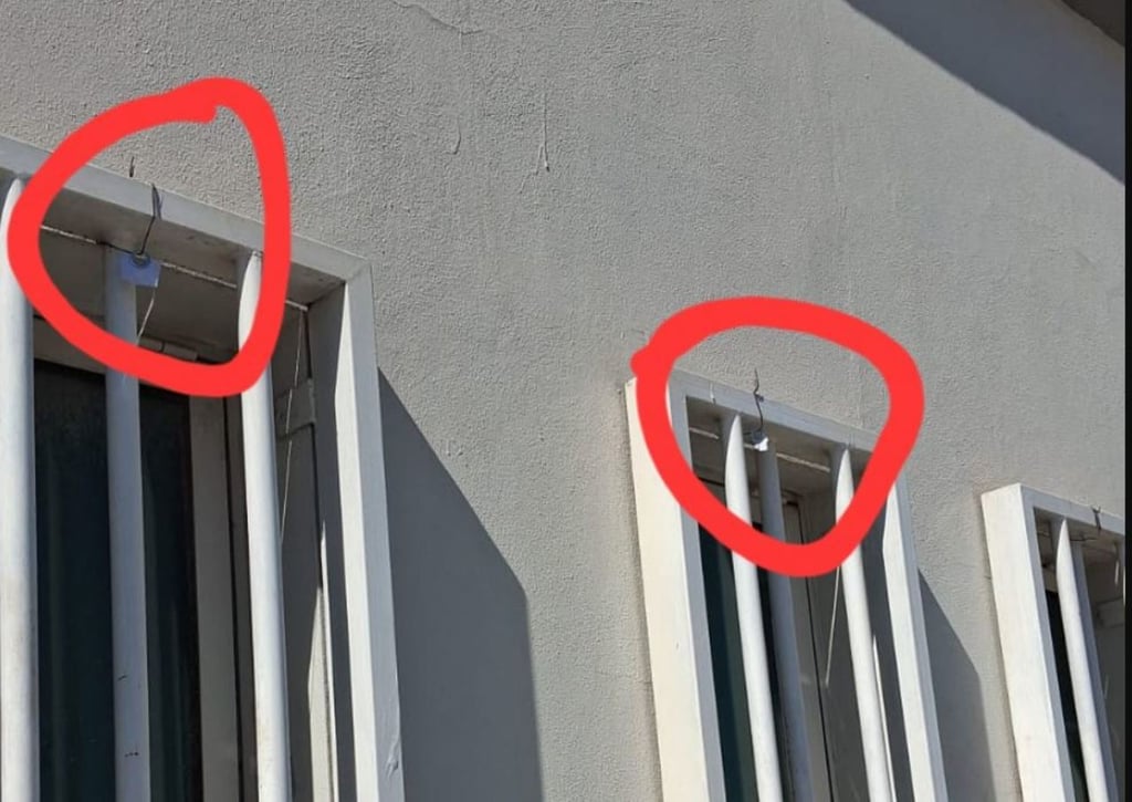 Acción. Testigos  pudieron observar cómo unos hombres con el rostro cubierto, a quienes definieron como 'encapuchados', arrancaron con violencia las lonas. 