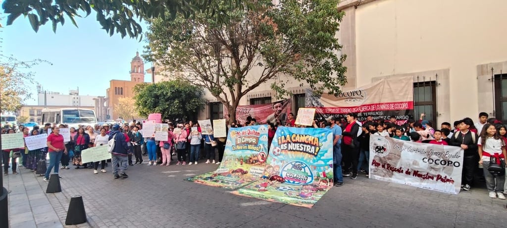 Destino. La marcha que realizaron terminó afuera del Congreso del Estado.