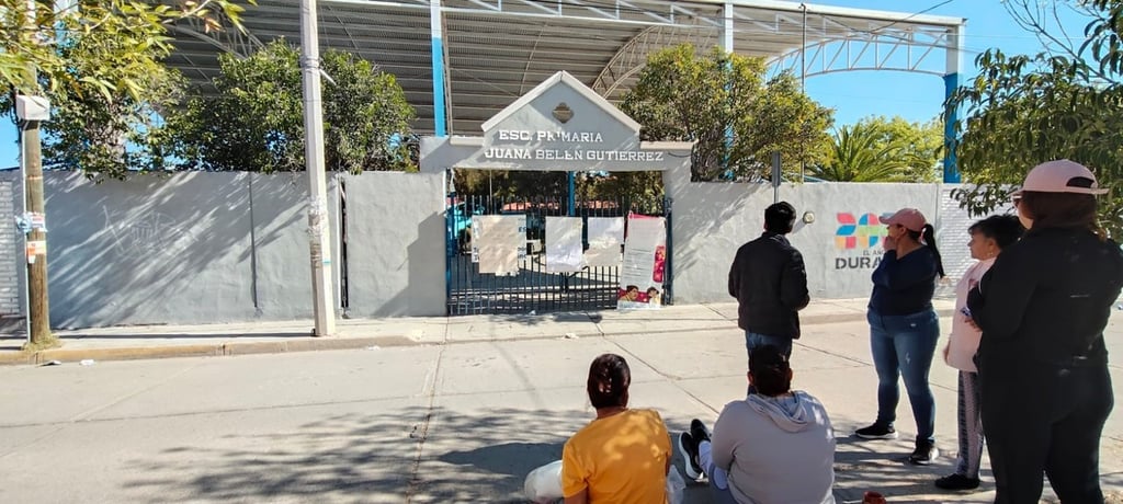Situación. A pesar de ser día inhábil, padres de familia mantuvieron cerrada la escuela toda la mañana y el mediodía.
