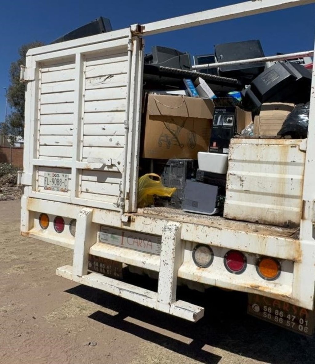 Objetos. Ciudadanos llevaron aparatos electrónicos, salas, pilas y llantas.