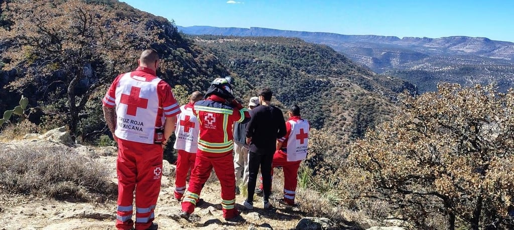 Atención.  Paramédicos y rescatistas ascendieron hasta el punto del accidente, sobre la carretera a La Flor.