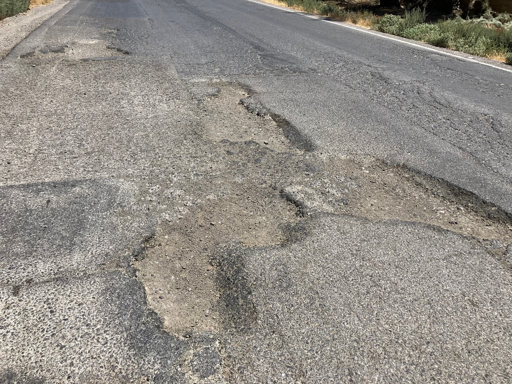Baches. En Durango hay varias carreteras que es un riesgo transitar por las condiciones del pavimento.