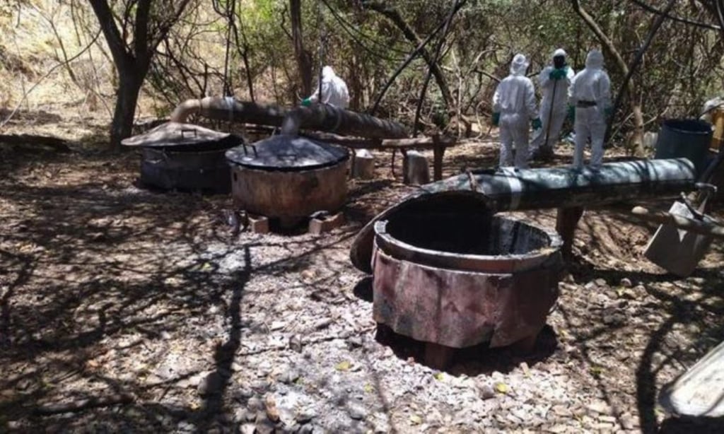 Detalles. En el primer laboratorio, se localizaron mil litros de ácido clorhídrico en cinco tambos, además de 100 litros de gasolina en dos bidones.