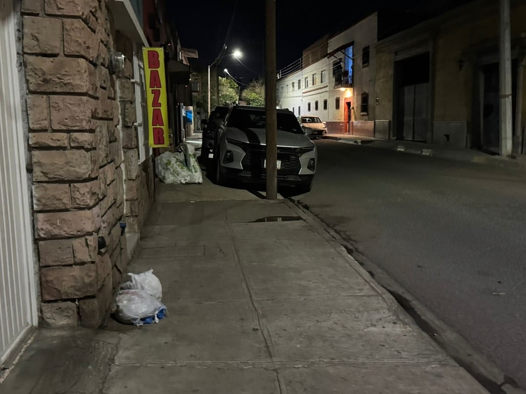 Constantes. Al tardarse en pasar la recolección de basura algunos pepenadores abren las bolsas y en ocasiones se quedan regados los residuos sólidos por las calles.