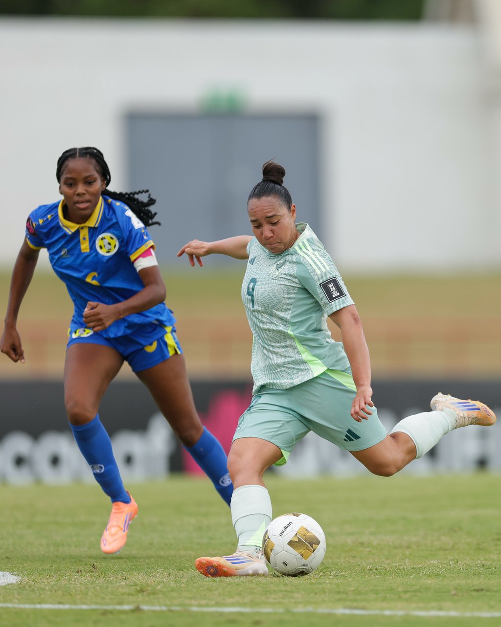 Dominio. El Tri mantuvo el control total de la posesión, limitando a Santa Lucía a defenderse en su propio campo durante casi todo el juego.