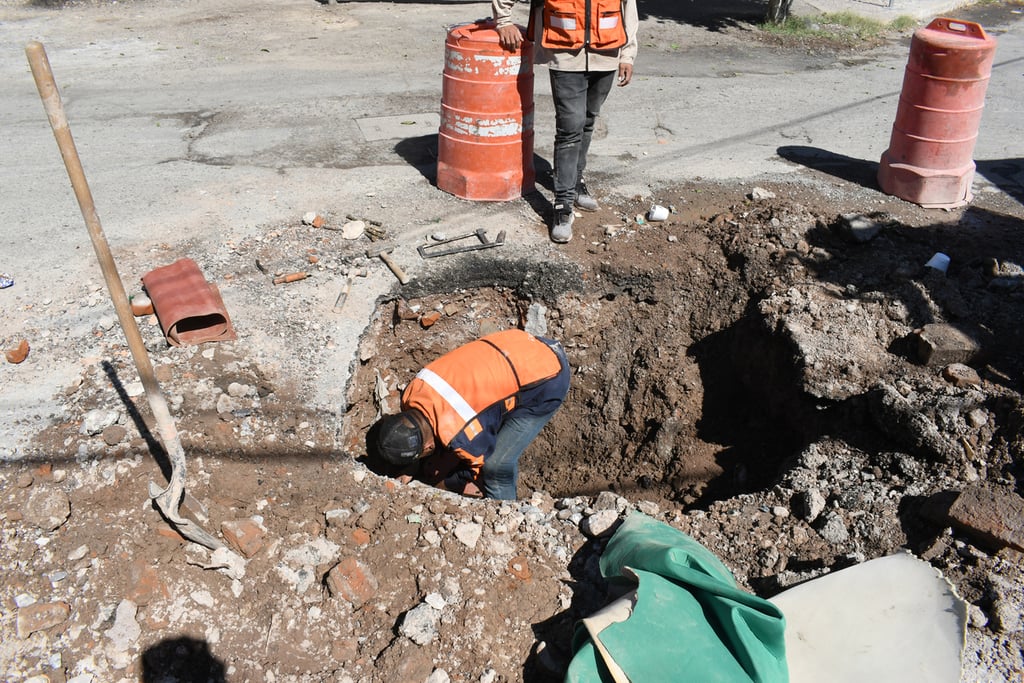 Efecto. Mucha agua se pierde en fugas por falta de mantenimiento a la infraestructura. 