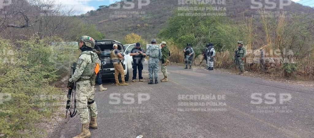 Aseguran armas y municiones en vehículo abandonado en Mezquital